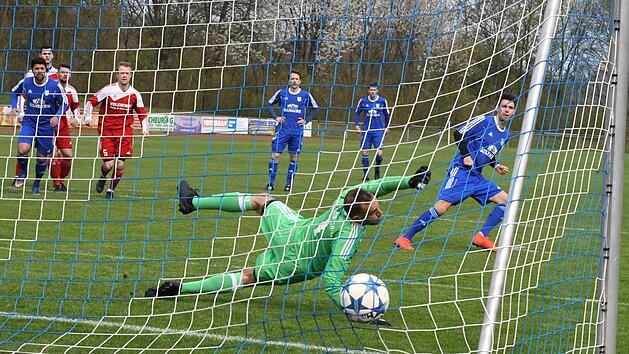 Tooooor! Ein Erfolgserlebnis wie das 1:0 per Elfmeter im April dieses Jahres durch Janik Markert (rechts) gegen R&ouml;delmaiers Keeper Sven Ulsamer br&auml;uchte der TSV M&uuml;nnerstadt wieder. Foto: Hopf