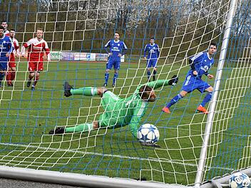 Tooooor! Ein Erfolgserlebnis wie das 1:0 per Elfmeter im April dieses Jahres durch Janik Markert (rechts) gegen R&ouml;delmaiers Keeper Sven Ulsamer br&auml;uchte der TSV M&uuml;nnerstadt wieder. Foto: Hopf