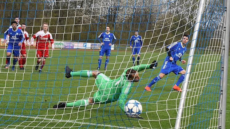 Tooooor! Ein Erfolgserlebnis wie das 1:0 per Elfmeter im April dieses Jahres durch Janik Markert (rechts) gegen R&ouml;delmaiers Keeper Sven Ulsamer br&auml;uchte der TSV M&uuml;nnerstadt wieder. Foto: Hopf