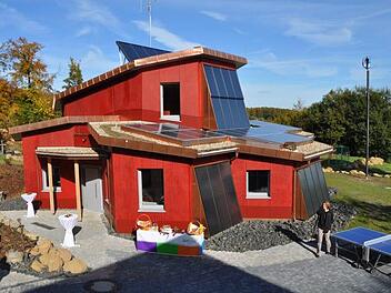 Im Jahr 2012 wurde die Erweiterung des Landschulheims Thüringer Hütte mit dem Energiehaus offiziell in Betrieb genommen. Damals sprach man von einem Zeichen der Diözese Würzburg für Umwelt und Schöpfung.  Foto: Hanns Friedrich