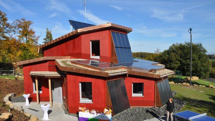Im Jahr 2012 wurde die Erweiterung des Landschulheims Thüringer Hütte mit dem Energiehaus offiziell in Betrieb genommen. Damals sprach man von einem Zeichen der Diözese Würzburg für Umwelt und Schöpfung.  Foto: Hanns Friedrich