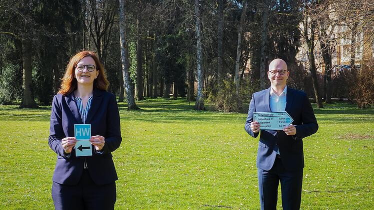 Kurdirektorin Sylvie Thormann und Oberbürgermeister Dirk Vogel mit den neuen Wegweisern  Foto: Mario Selzer