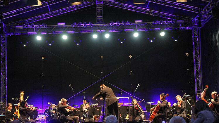 Vor der magisch illuminierten Plassenburg begeisterten die Hofer Symphoniker mit Gastdirigent Enrico Delamboye mit einem symphonischen Feuerwerk. Foto: Sonny Adam