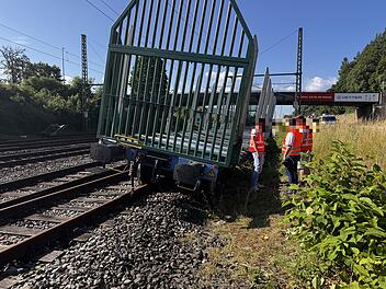 Bahnwaggon entgleist und überrollt Arbeiter: 35-jähriger Mann vor Ort verstorben