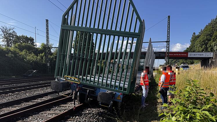 Bahnwaggon entgleist und überrollt Arbeiter: 35-jähriger Mann vor Ort verstorben