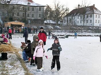 Ein gefrorener See, eine Grillbude und etwas Heißes zum Aufwärmen vor der Kulisse des Weingartsgreuther Schlosses: Was braucht es mehr zum Winterglück?  Fotos: Evi Seeger