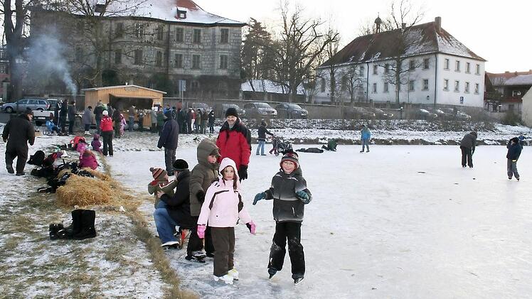 Ein gefrorener See, eine Grillbude und etwas Heißes zum Aufwärmen vor der Kulisse des Weingartsgreuther Schlosses: Was braucht es mehr zum Winterglück?  Fotos: Evi Seeger