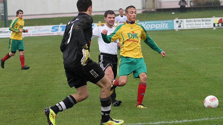 Der Bamberger Roland Kropf (rechts) schirmt den Ball vor dem Sander Fabian Benkert gut ab, links Gästekeeper Philipp Ullein. Foto: Günther  Geiling