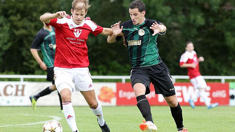Der Memmelsdorfer Sebastian Wagner (links) im Zweikampf mit Patrick Hagen vom SCE