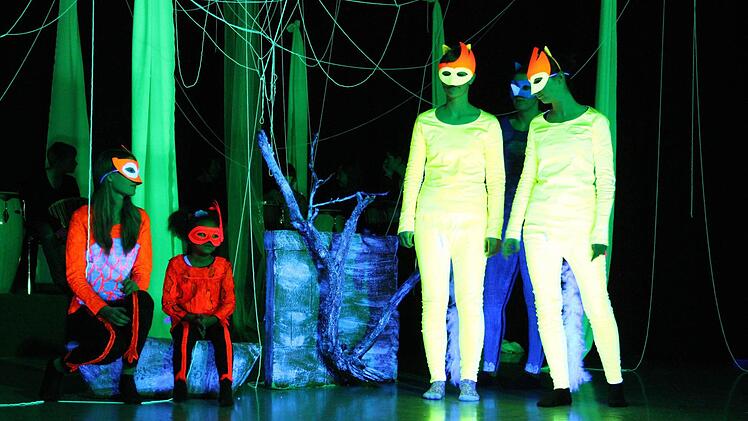 Beim Schwarzlicht-Theaterprojektes am Kulmbacher CVG stehen lernbehinderte und geistig behinderte Kinder gemeinsam mit Schülerinnen des P-Seminars auf der Bühne. Sarina, Ashley, Pauline, Thomke und Anne sind fünf der insgesamt 28 Mitwirkenden. Foto: Katharina Müller-Sanke
