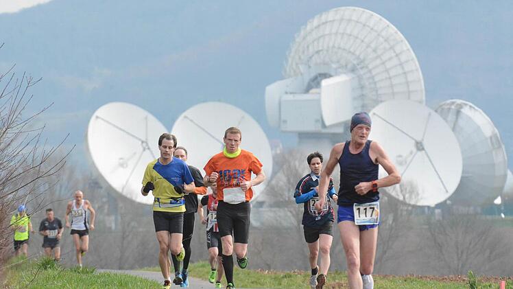 Die Antennen der Erdfunkstelle in Fuchsstadt und ein erstes zartes Frühjahrs-Grün bilden die Kulisse für den Hammelburger Osterlauf. Foto: ssp