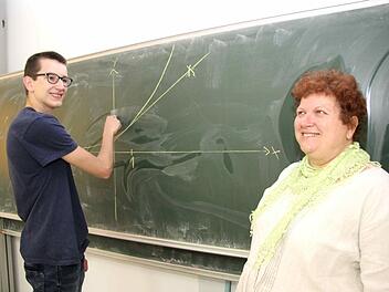 Astrid Dobel ist stolz auf Daniel Kreiner, der sich vom Abistress nicht von der Teilnahme am Wettbewerb abhalten ließ. Foto: Richard Sänger