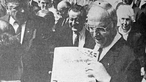 Das Tageblatt hatte zum Sängertag einen Sonderdruck herausgebracht. Kohl nahm einen entgegen - aber lesen konnte er vermutlich nicht viel: Er hält ihn verkehrt herum.