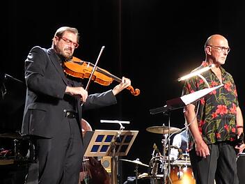 Versunken in der Improvisation: Der Bratscher Martin Stegner, der denAbend auch moderierte. Der Klarinettist Manfred Preis wartet auf denAbsprung.  Fotos: Gerhild Ahnert