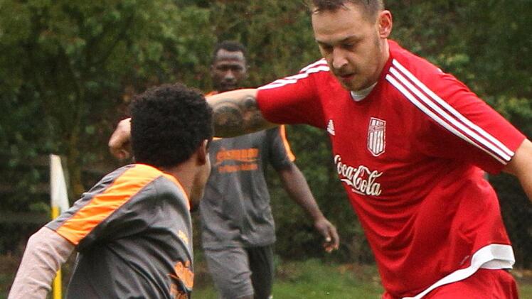 Der Stettfelder Dominik Lang (rechts) im Duell mit dem Knetzgauer Tomas Teklezgi. Der favorisierte SC tat sich schwer, gewann die Partie aber noch etwas glücklich mit 4:2.