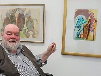 Günther Wolfrum aus Presseck mit zwei seiner Fabel-Illustrationen: "Der Mäusetanz" und "Die Grille und die Ameise". Foto: Barbara Herbst