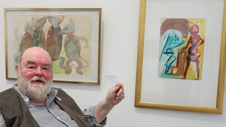 Günther Wolfrum aus Presseck mit zwei seiner Fabel-Illustrationen: "Der Mäusetanz" und "Die Grille und die Ameise". Foto: Barbara Herbst