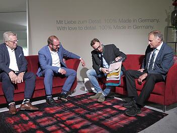 Viele Stoffe, viele Farben: Was es beim Möbelhersteller Ponsel alles gibt, nahmen (von links) Harald Welsch, Landrat Sebastian Straubel, Weidhausens Bürgermeister Markus Mönch und Zweiter Bürgermeister Manfred Künzel bei den Hausmessen im September in Augenschein. Foto: Berthold Köhler