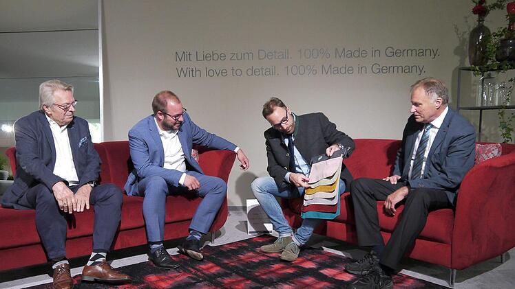 Viele Stoffe, viele Farben: Was es beim Möbelhersteller Ponsel alles gibt, nahmen (von links) Harald Welsch, Landrat Sebastian Straubel, Weidhausens Bürgermeister Markus Mönch und Zweiter Bürgermeister Manfred Künzel bei den Hausmessen im September in Augenschein. Foto: Berthold Köhler