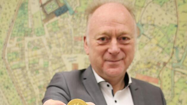 Bürgermeister Helmut Blank zeigt eine Gedenkmünze, die anlässlich der 650-Jahrfeier der Stadterhebung im Jahr 1985 geprägt wurde.  Nun werden wieder Gedenkmedaillen herausgegeben. Thomas Malz