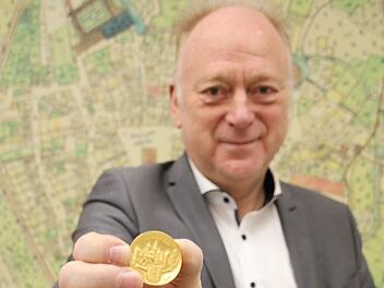 Bürgermeister Helmut Blank zeigt eine Gedenkmünze, die anlässlich der 650-Jahrfeier der Stadterhebung im Jahr 1985 geprägt wurde.  Nun werden wieder Gedenkmedaillen herausgegeben. Thomas Malz