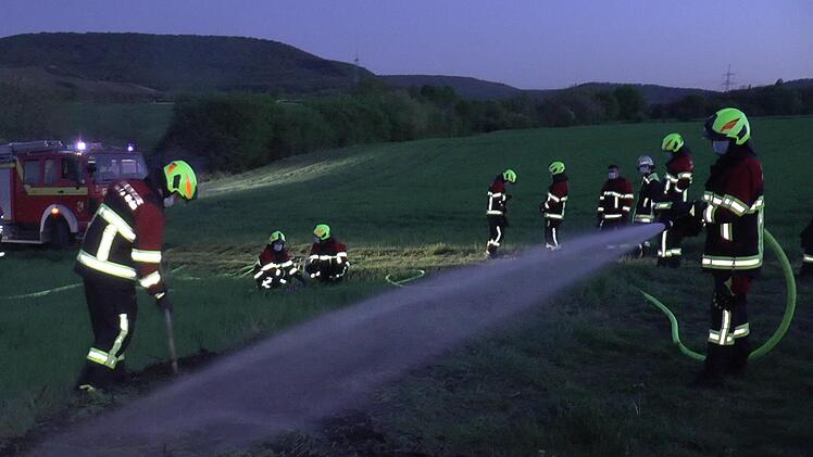 Die Feuerwehr löschte einen kleinen Flächenbrand bei Sand.