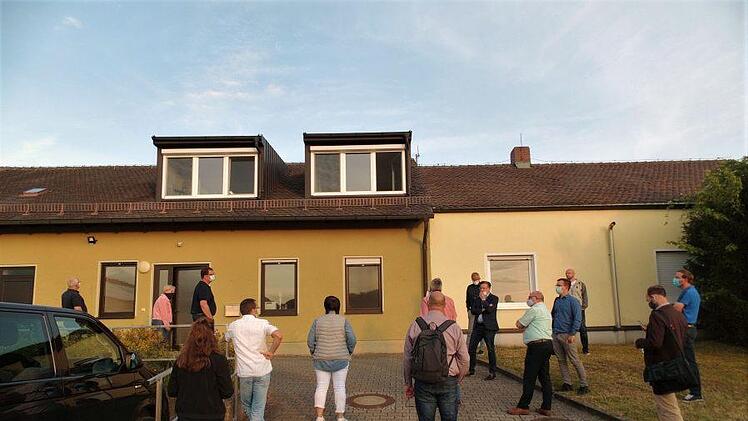 Das Gremium des Ausschusses vor der Nordseite des in die  Jahre gekommenen Wasserwerks