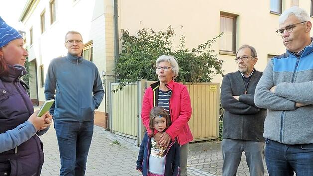 Doris Lunkenbein (Mitte) wohnt mit ihrer Familie direkt an der Hauptstra&szlig;e &ndash; sie lobt den Baumbestand, aber kritisiert den Schwerlastverkehr: &bdquo;Ab 9 Uhr ist hier die H&ouml;lle los!&ldquo;