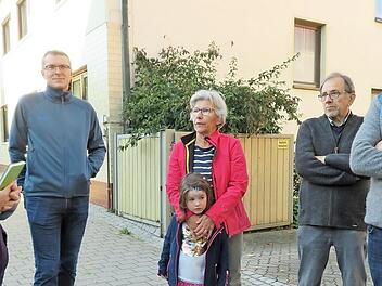Doris Lunkenbein (Mitte) wohnt mit ihrer Familie direkt an der Hauptstraße – sie lobt den Baumbestand, aber kritisiert den Schwerlastverkehr: „Ab 9 Uhr ist hier die Hölle los!“