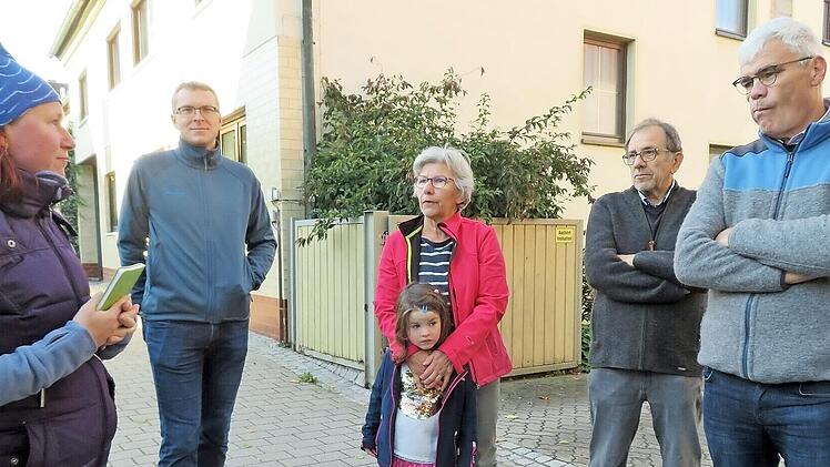 Doris Lunkenbein (Mitte) wohnt mit ihrer Familie direkt an der Hauptstraße – sie lobt den Baumbestand, aber kritisiert den Schwerlastverkehr: „Ab 9 Uhr ist hier die Hölle los!“
