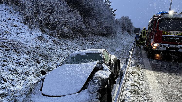Schnee und Glätte sorgen für zahlreiche Unfälle in Oberfranken - mehrere Menschen verletzt