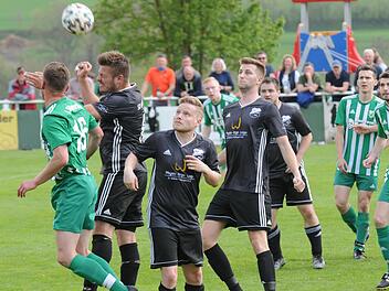 Unfair? Gleich mit vier Spielern des SV Ramsthal bekommt es Untererthals Maximilian Kühnlein (links) hier zu tun. Foto: ssp