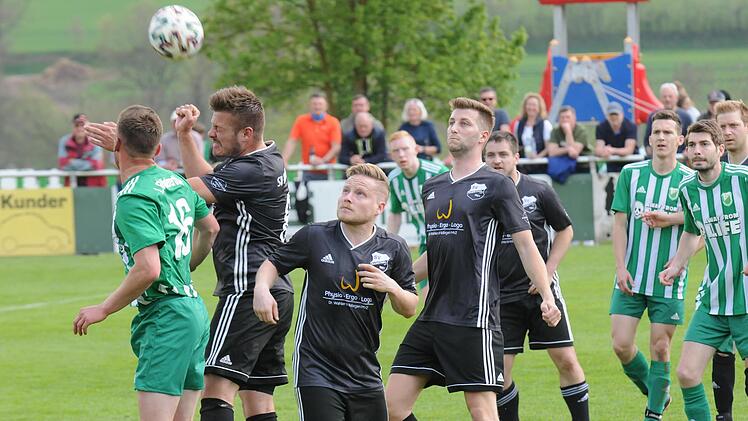 Unfair? Gleich mit vier Spielern des SV Ramsthal bekommt es Untererthals Maximilian Kühnlein (links) hier zu tun. Foto: ssp