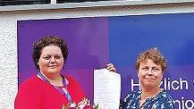 Pflegedienstleiterin Inna Haller (l.) gratuliert Tatjana Schierer.