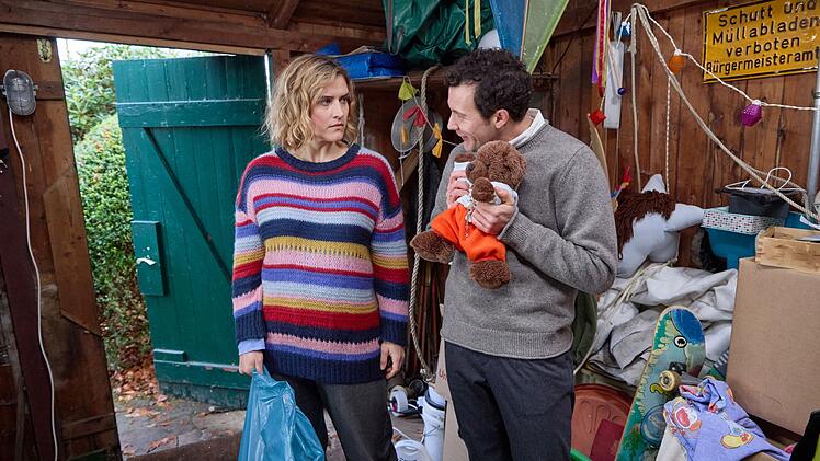 Nora (Morgane Ferru) muss sich mit dem Gedanken anfreunden, Weihnachten mit ihrem Bruder Moritz (Brix Schaumburg) zu verbringen.