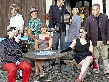 "Mit Himmelsmacht und Höllenfeuer" spielt die Stettfelder Freilichtbühne. Mitwirkende sind: Christian Ziegler, Bettina Fösel, Johanna Amon (sitzend von links) sowie Michael Then, Maria Egglseder, Udo Busch, Georg Klarmann und Walfried Spath (stehend von links).  Foto: cz