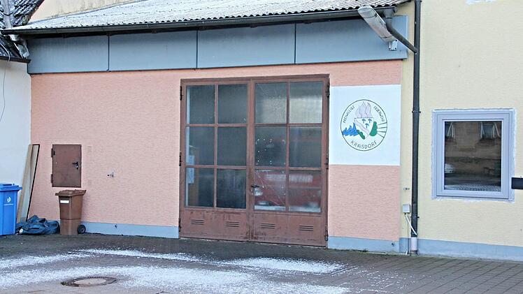 Der "Zahn der Zeit" hat in 40 Jahren am Tor des Feuerwehrgerätehauses in Kraisdorf genagt. Nun soll dort ein neues Tor eingebaut werden. Foto: Helmut Will