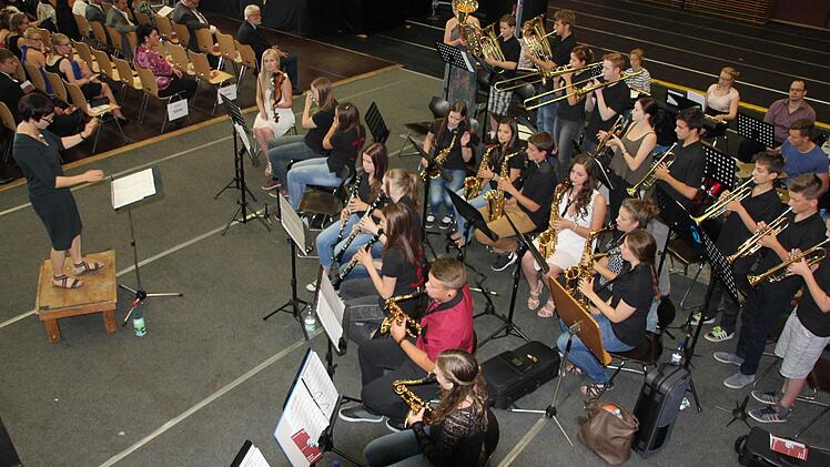 Für den musikalischen Rahmen sorgte die Schul-Bigband unter Leitung von Isabell Fricke.Foto: Ralf Kestel
