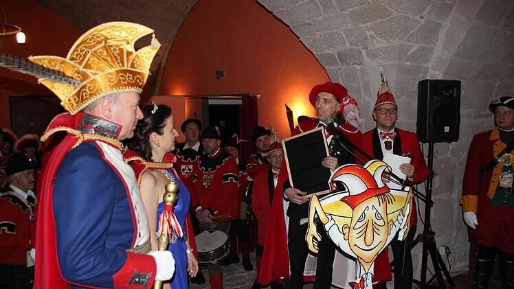 Großmeyster Sigi Mayer überreichte dem neuen Prinzenpaar die Ernennungsurkunde.  Foto: Friedwald Schedel