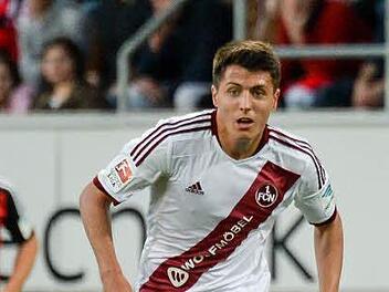Nürnbergs Alessandro Schöpf wechselt in die Bundesliga zum FC Schalke 04. Foto: Armin Weigel/dpa