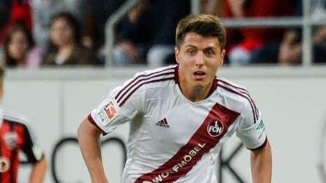 Nürnbergs Alessandro Schöpf wechselt in die Bundesliga zum FC Schalke 04. Foto: Armin Weigel/dpa