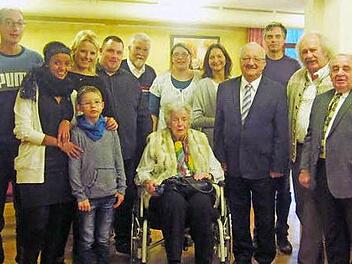 Im Kreise der Familie und vieler Gratulanten feierte Ursula Keil (vorne, Mitte) 95. Geburtstag. Mit im Bild (vorne, von rechts) Stadtrat Heinz Hausmann, Rainer Lohr von der BRK-Seniorenband und stellvertretender Landrat Bernd Steger.  Foto: Karl-Heinz Hofmann