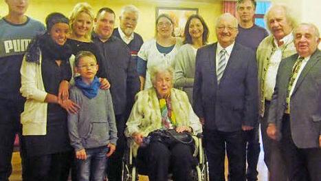 Im Kreise der Familie und vieler Gratulanten feierte Ursula Keil (vorne, Mitte) 95. Geburtstag. Mit im Bild (vorne, von rechts) Stadtrat Heinz Hausmann, Rainer Lohr von der BRK-Seniorenband und stellvertretender Landrat Bernd Steger.  Foto: Karl-Heinz Hofmann