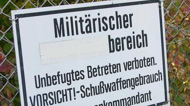 Damit ist es nun vorbei. Schilder finden sich aber noch immer den Wäldern rings um die einstige Anlage zur Landesverteidigung.