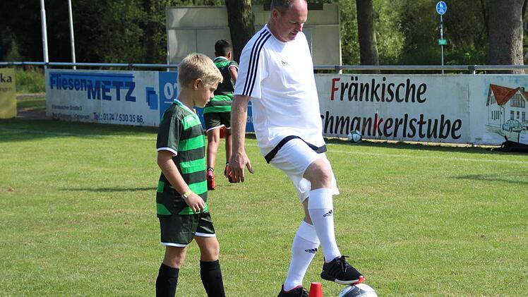 Volker Pröpper erklärt einem Kind, auf was es beim Ausüben zu achten hat.  Foto: Pia Schmitt