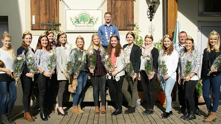 Die Sonne lachte dem Majestäten-Treffen im Steigerwald. Zwölf Weinprinzessinnen und die Bierkönigin aus Aufseß (links) folgten der Einladung von Bierprinz Sebastian Gocker (Mitte, oben) nach Theinheim zur Brauereiführung und Bierprobe und anschließend zum Bockbieranstich nach Zeil.