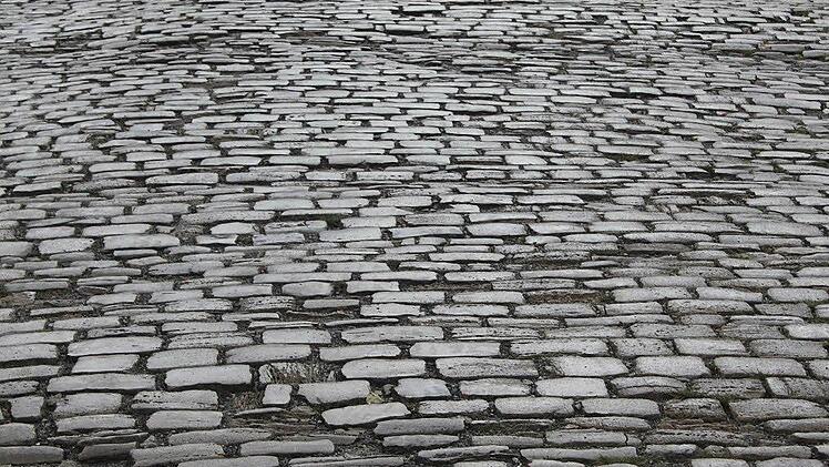 Die Kronacher Festungsstraße muss umfassend saniert werden. Würde die Straßenausbaubeitragssatzung die Straßenausbaubeitragssatzung angewendet, müssten vier private Hauseigentümer hohe Beiträge entrichten. Die Straße wird durchschnittlich täglich von 300 Fahrzeugen benutzt. Foto: Veronika Schadeck