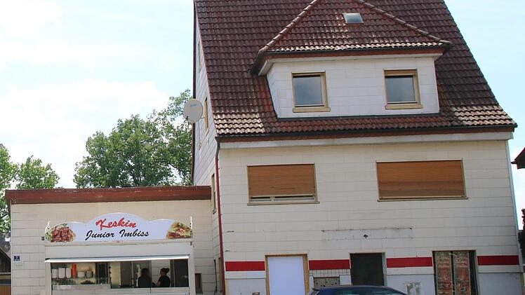 Der neue Imbiss braucht im Gebäude Fritz-Hornschuch-Platz 2 die Räume als Lager für Lebensmittel. Das Haus wurde im vergangenen Jahr erstmals als Winterhütte samt "heiligem Frühschoppen" genutzt. Foto: Jürgen Gärtner