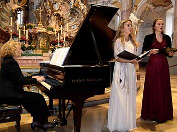 Ein niveauvolles Konzert boten (von links): Elena Glik, Sofia Vinnik, Sonnhild Beyer. Foto: Andreas Welz