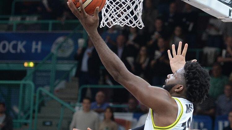 Hassan Martin versenkt den Ball.   Foto: Peter Mularczyk